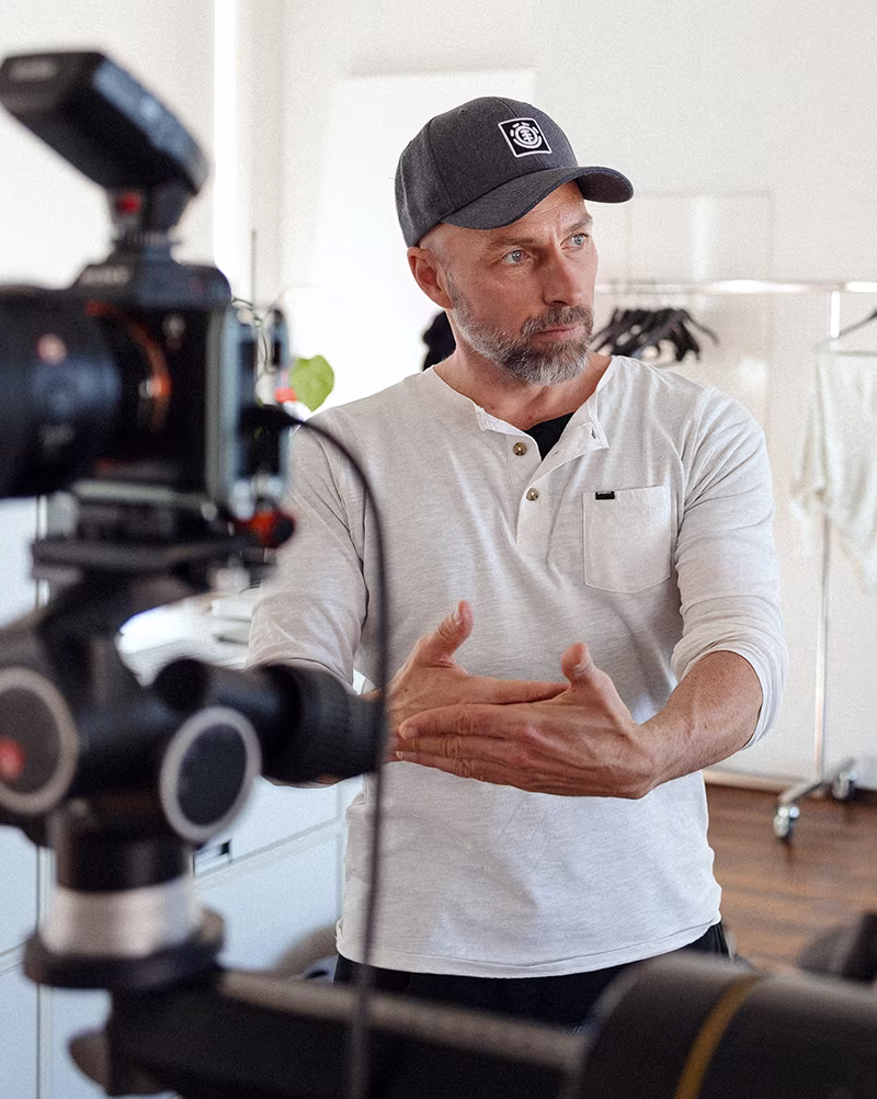Michael Renner mit Cap erklärt das nächste Motiv vor laufender Kamera