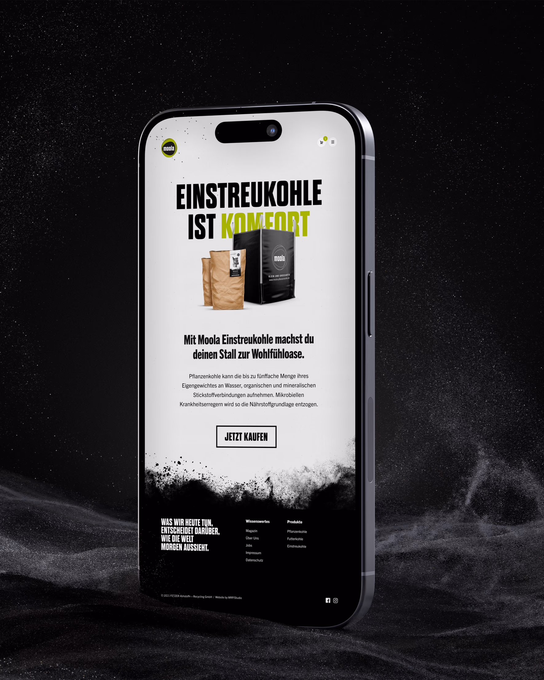 Smartphone zeigt die Moola-Website mit der Produktseite „Einstreukohle ist Komfort“ im Online-Shop