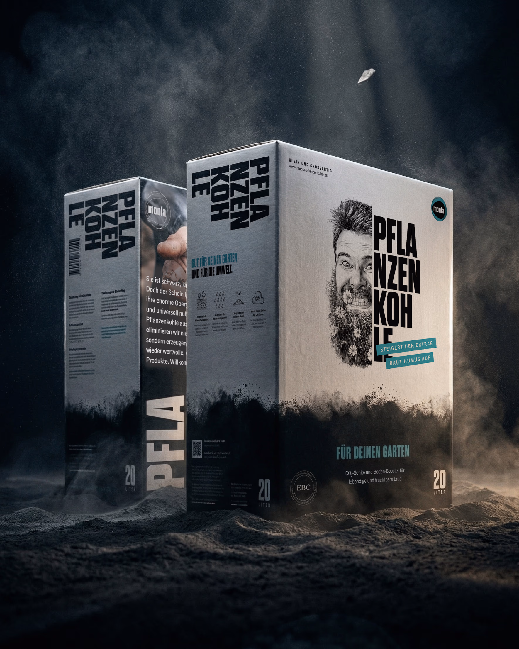 Zwei Moola Pflanzenkohle-Kartons (20 Liter, für den Garten) in atmosphärischer Studioaufnahme