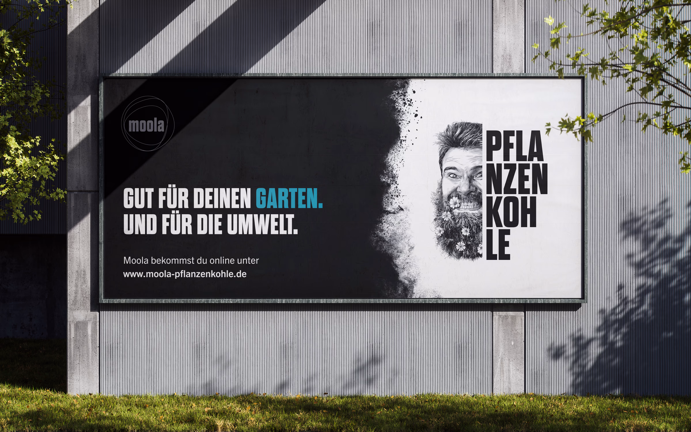 Moola-Außenwerbung „Gut für deinen Garten. Und für die Umwelt.“ mit Pflanzenkohle Key Visual auf Großflächenplakat