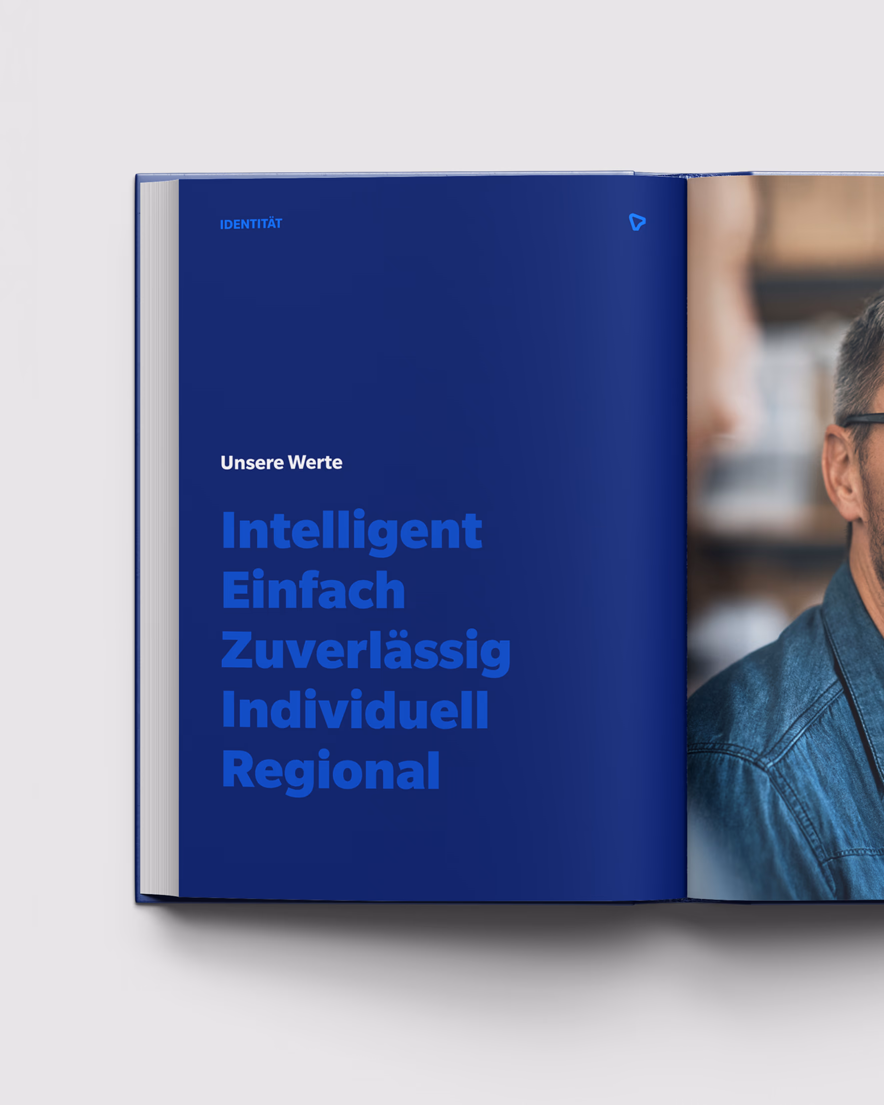 Aufgeschlagene Broschüre mit den imos-Werten Intelligent, Einfach, Zuverlässig, Individuell, Regional