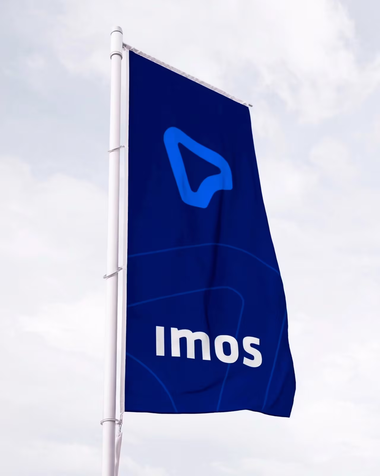 imos-Fahne weht an einem Fahnenmast vor bewölktem Himmel