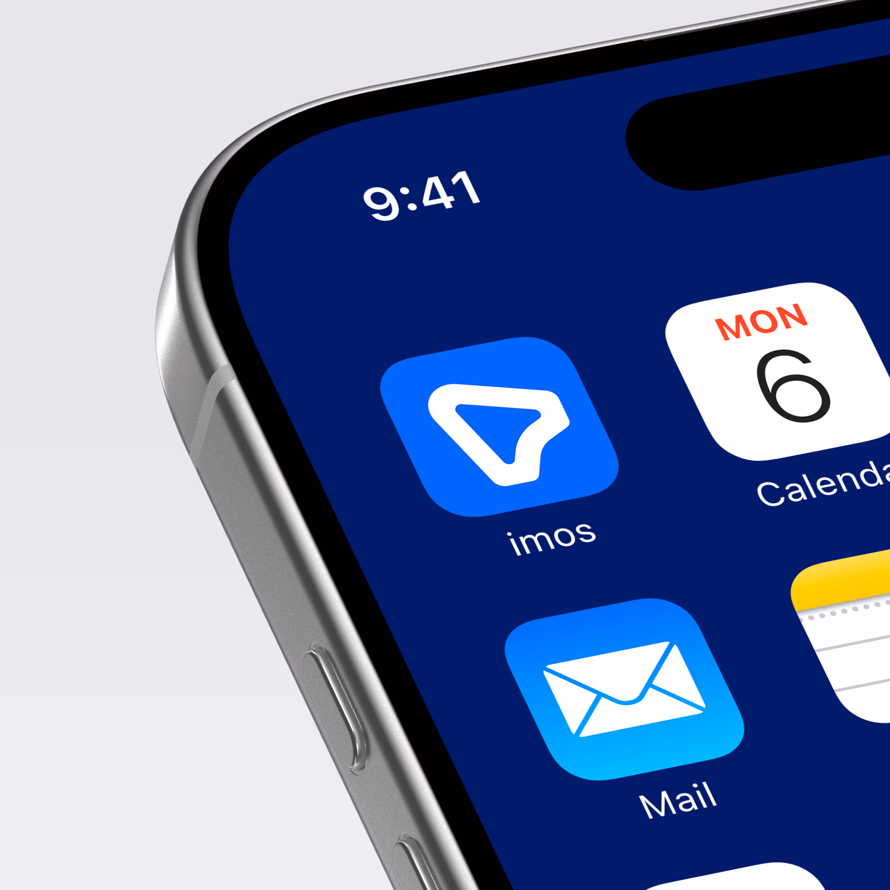 Smartphone-Bildschirm mit dem imos-App-Icon neben Kalender- und Mail-App